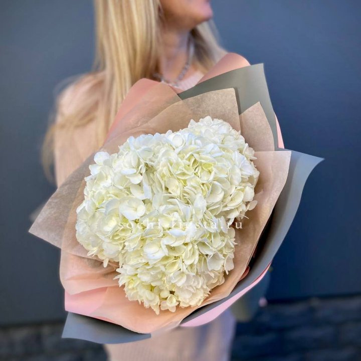 Букет из трёх белых гортензий в Чебоксарах