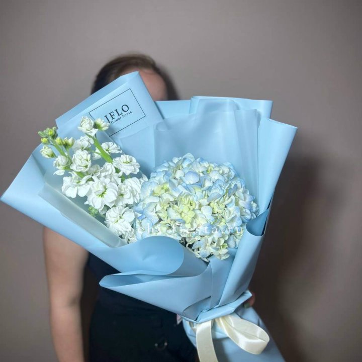 Гортензия голубая с маттиолой в Чебоксарах