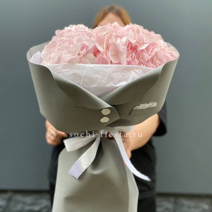  Букет  пиджачок из 5 гортензий в Чебоксарах