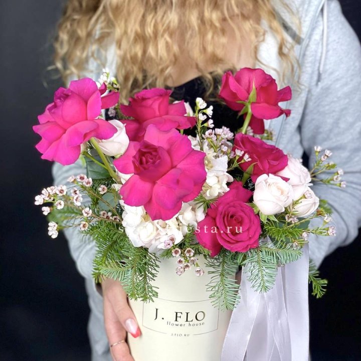 Новогодняя композиция в коробке пинк розе в Чебоксарах