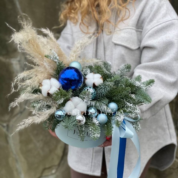 Новогодняя композиция в коробке блю в Чебоксарах