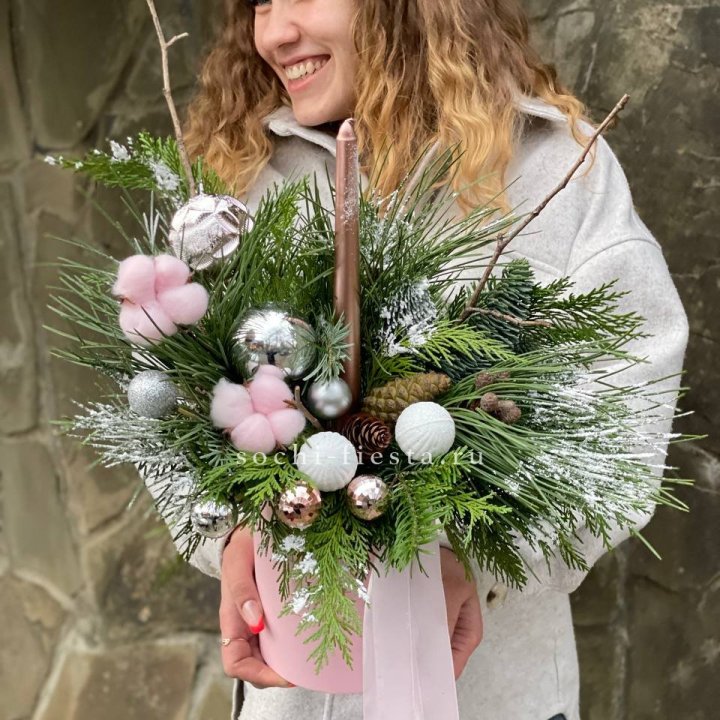 Новогодняя композиция в коробке пинк в Чебоксарах