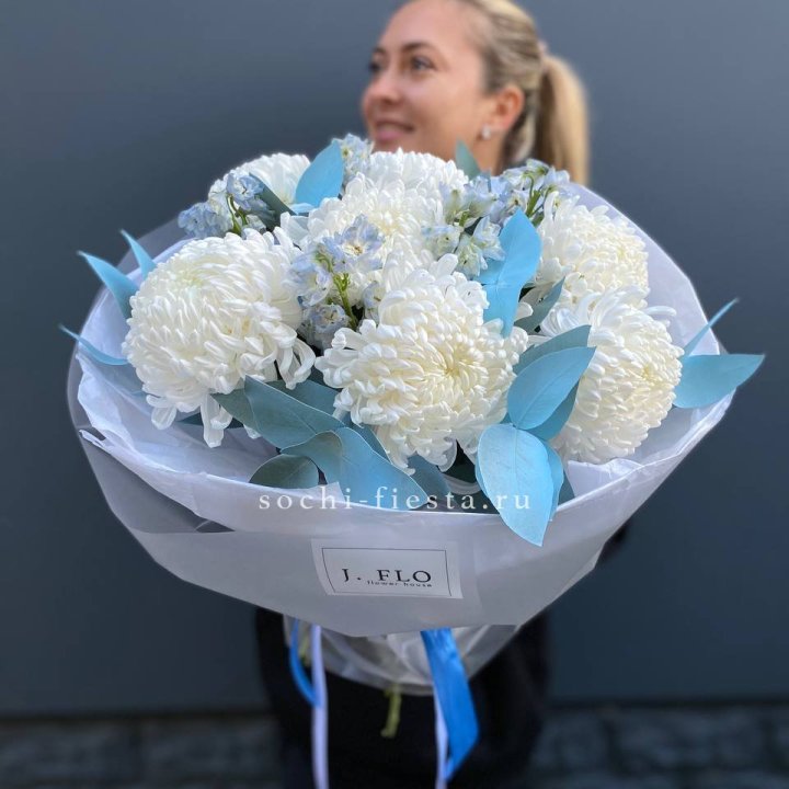 Букет хризантем Бигуди и дельфиниума  в Чебоксарах