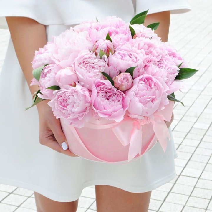 Пионы в шляпной коробке в Чебоксарах