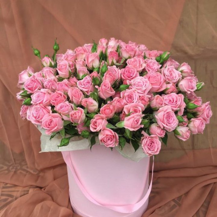 Кустовые розы в коробке в Чебоксарах