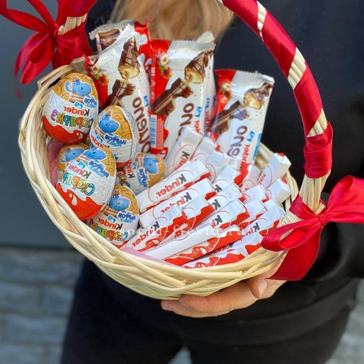 Корзина с киндерами  в Чебоксарах