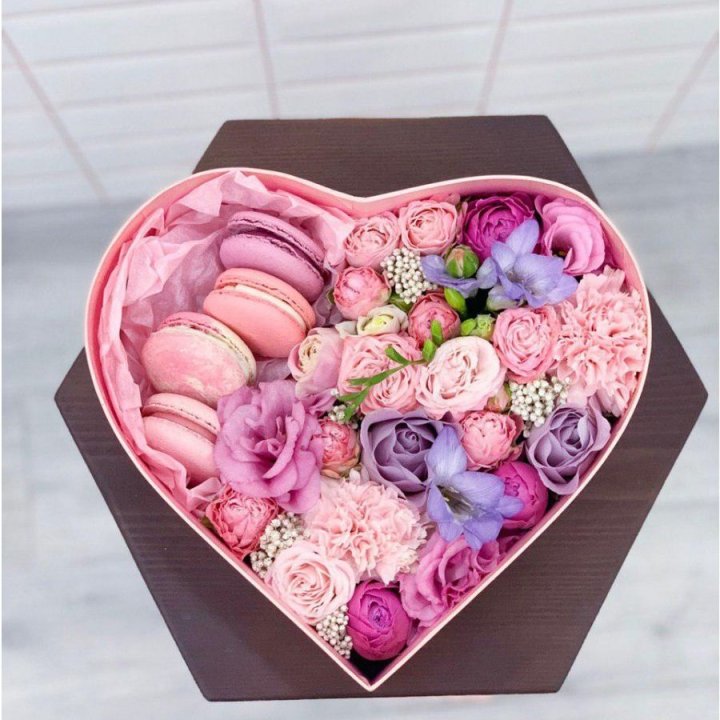 Бокс-сердце с макаронс  в Чебоксарах