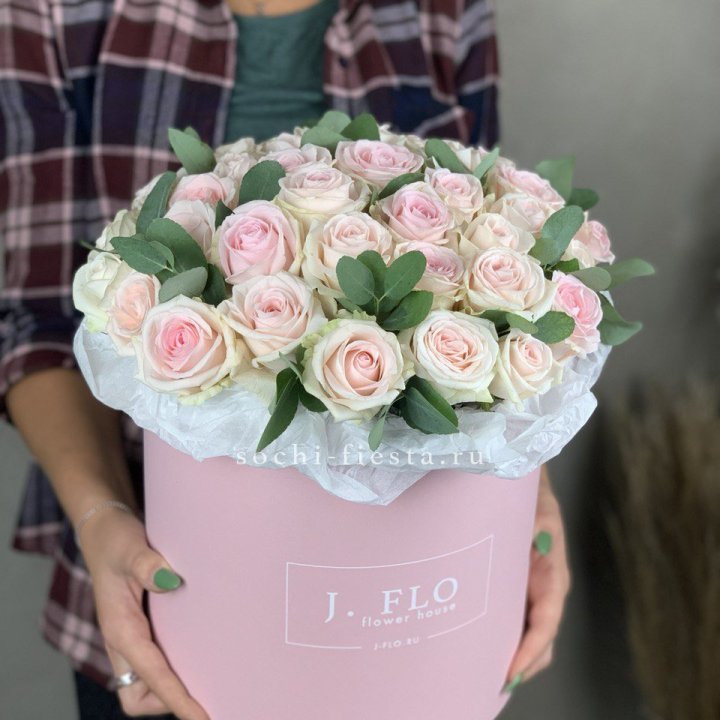 35 розовых роз в цилиндре в Чебоксарах