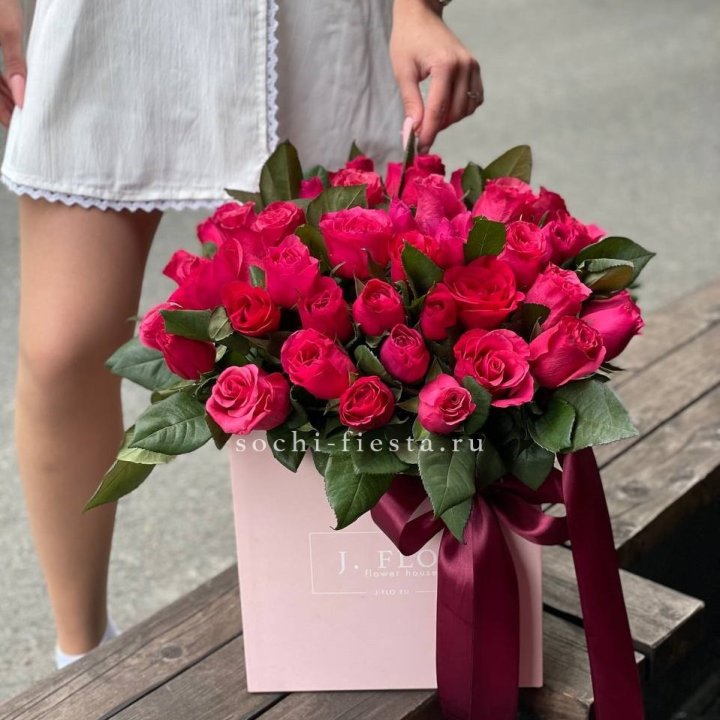 55 алых роз в кубе в Чебоксарах