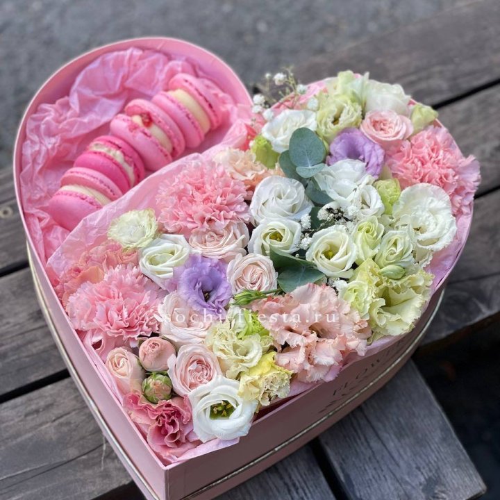Бокс-сердце с макарон "Пинк" в Чебоксарах