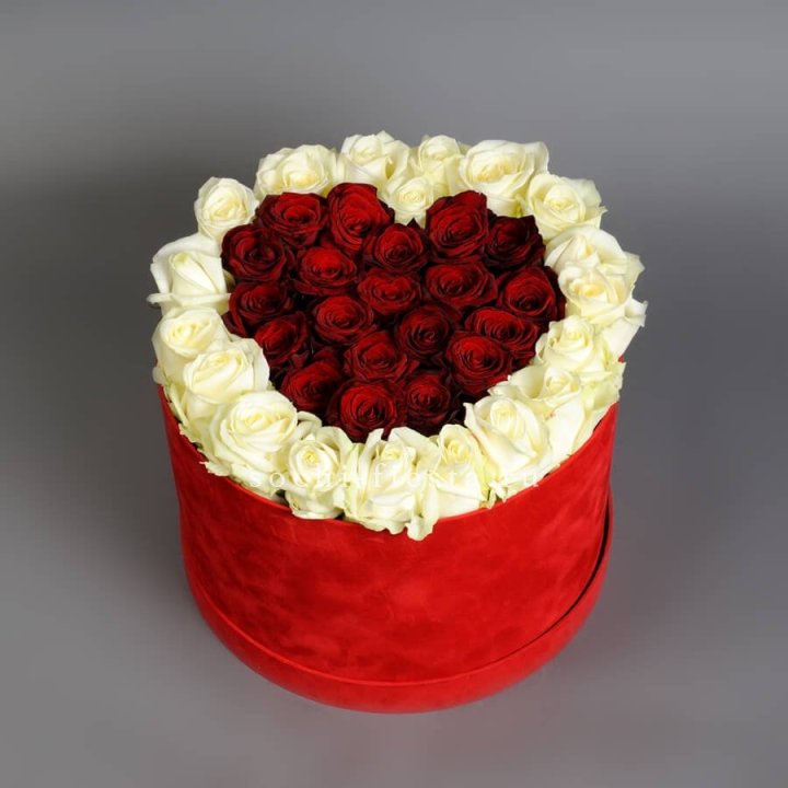 39 красных и белых роз в цилиндре в Чебоксарах