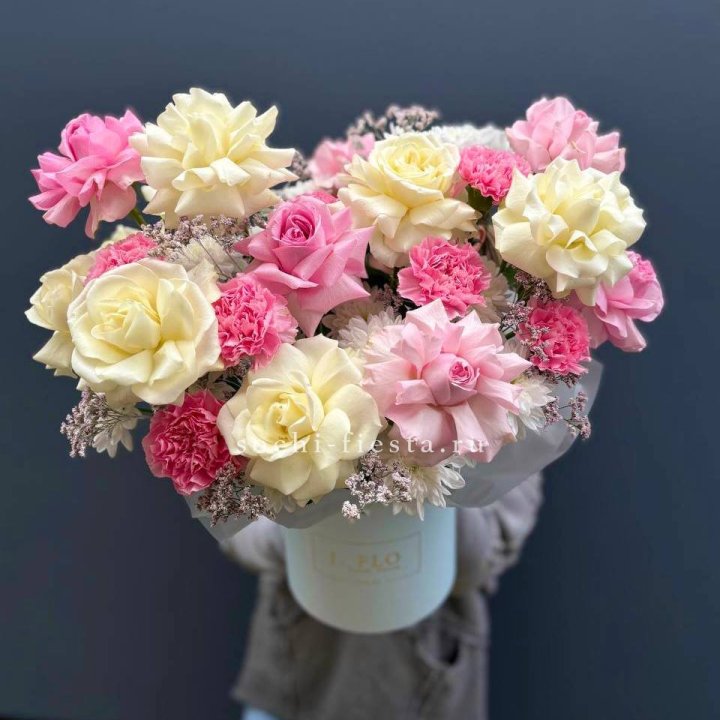 Коробка французских роз и диантусов "Бони" в Чебоксарах