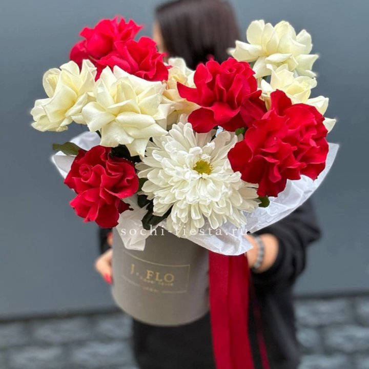 Французские розы с хризантемой в боксе в Чебоксарах