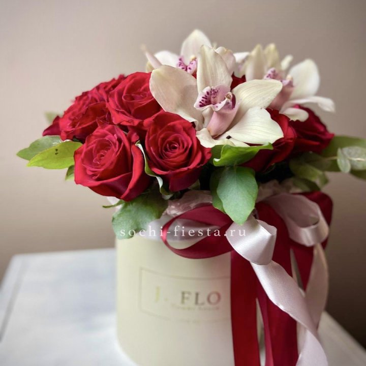 Розы и орхидеи в боксе в Чебоксарах