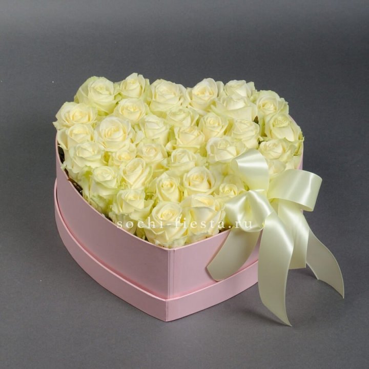 35 белых роз в коробке "Сердце" в Чебоксарах
