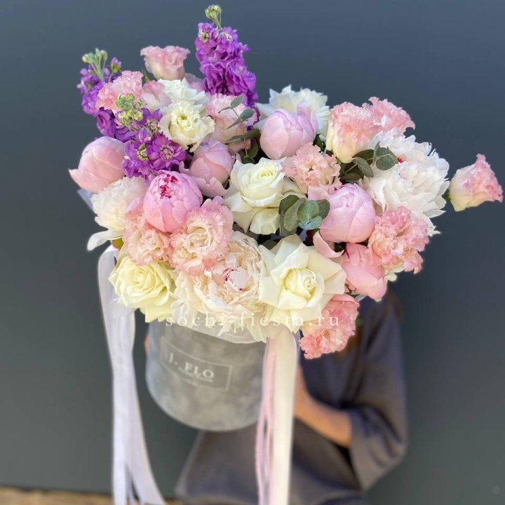 Дизайнерский цилиндр с пионами "Ривьера" в Чебоксарах