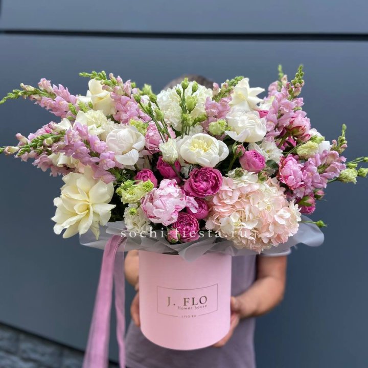 Дизайнерский цилиндр с пионами "Саманта" в Чебоксарах