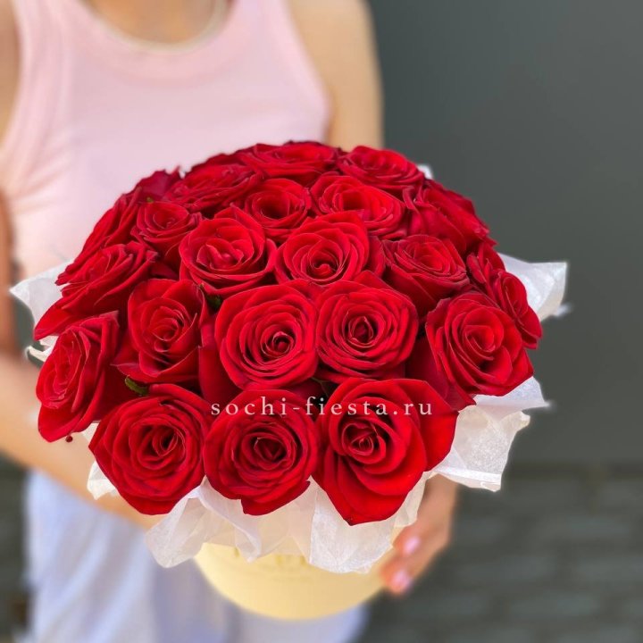 Красные розы в цилиндре в Чебоксарах