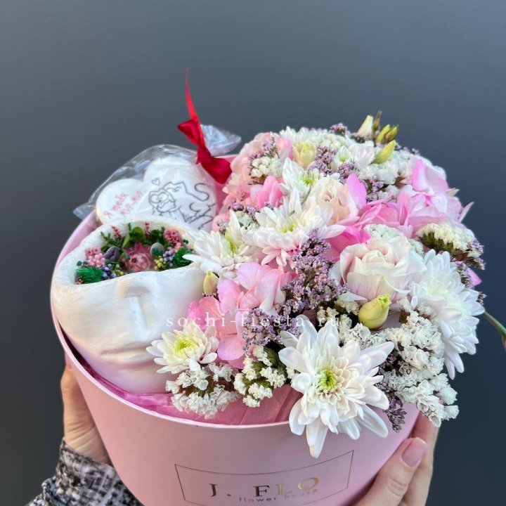 Цветы и свеча в коробке в Чебоксарах