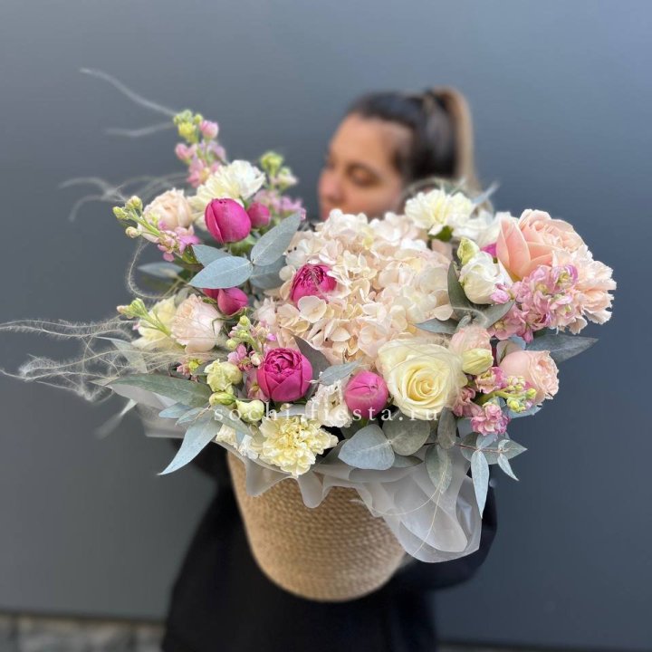 Цветочная композиция в джутовом боксе  в Чебоксарах