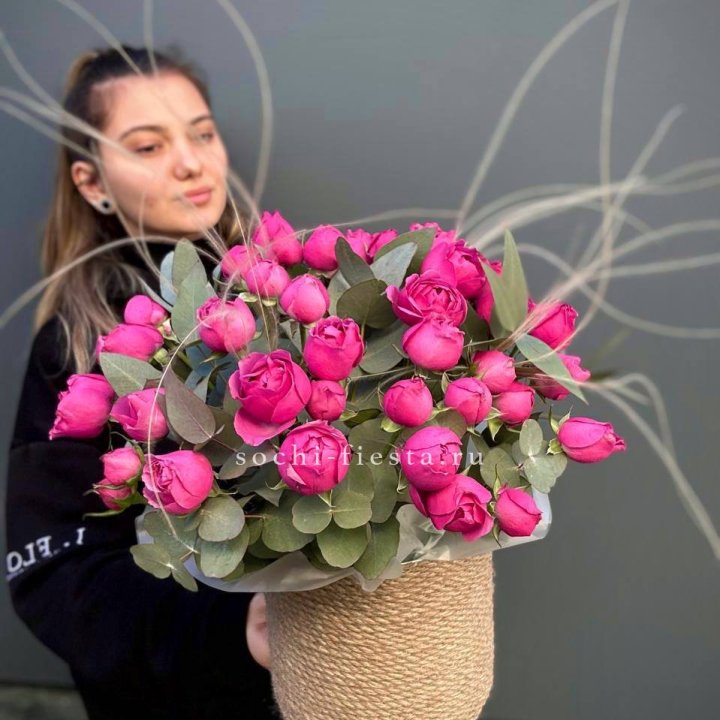 Пионовидные розы Мисти Бабблс в джутовом кашпо в Чебоксарах