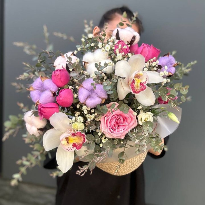 Орхидея и розы в джутовом кашпо в Чебоксарах