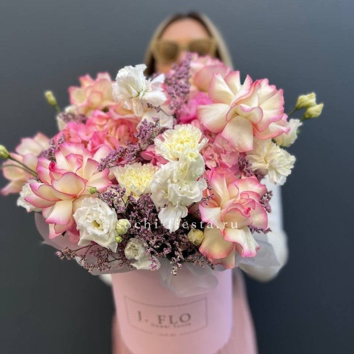 Цветочная композиция "Глория" в боксе в Чебоксарах