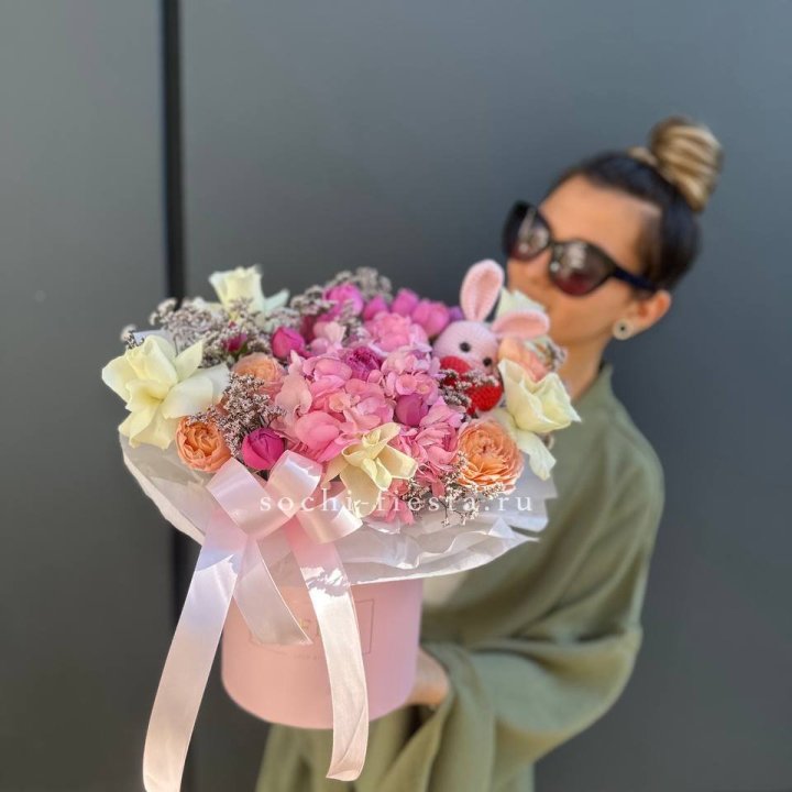 Дизайнерский цилиндр с игрушкой "Лола" в Чебоксарах