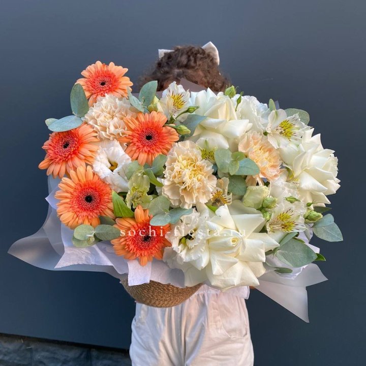 Розы и герберы в джутовом кашпо "Георгино" в Чебоксарах