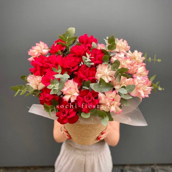 25 Французских роз в джутовом кашпо  в Чебоксарах