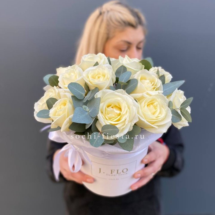 15 белых роз в боксе в Чебоксарах