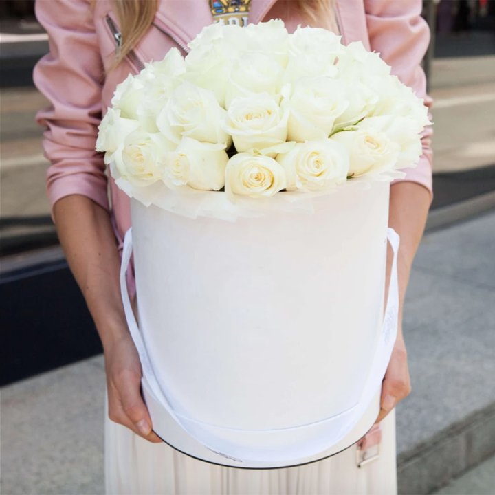 35 белых роз в цилиндре в Чебоксарах