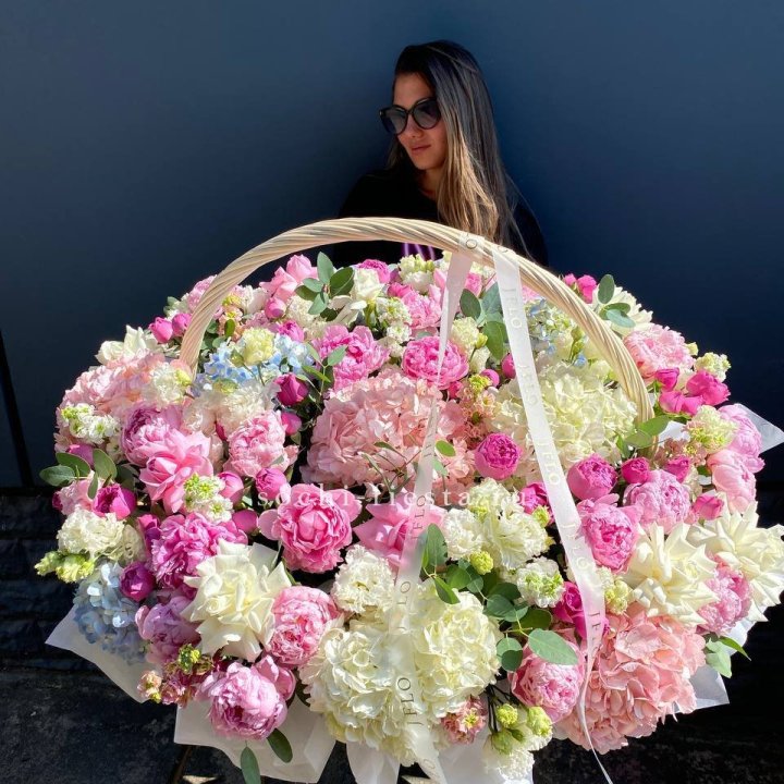 Цветочная корзина из пионов и пионовидных роз "Перфекте" в Чебоксарах