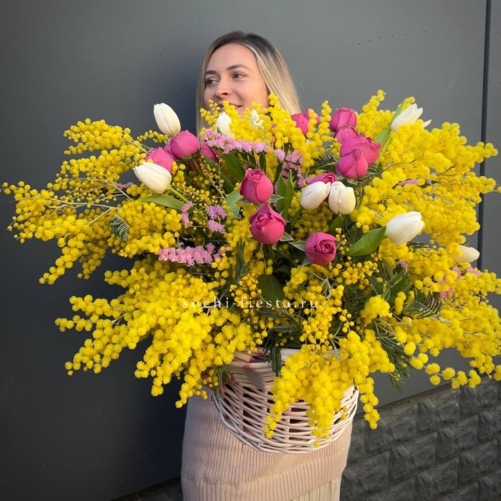 Цветочная корзина с мимозой "Спринг" в Чебоксарах