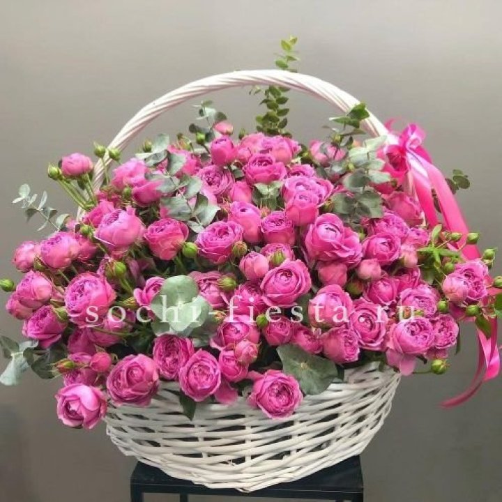 65 пионовидных кустовых роз в корзине в Чебоксарах
