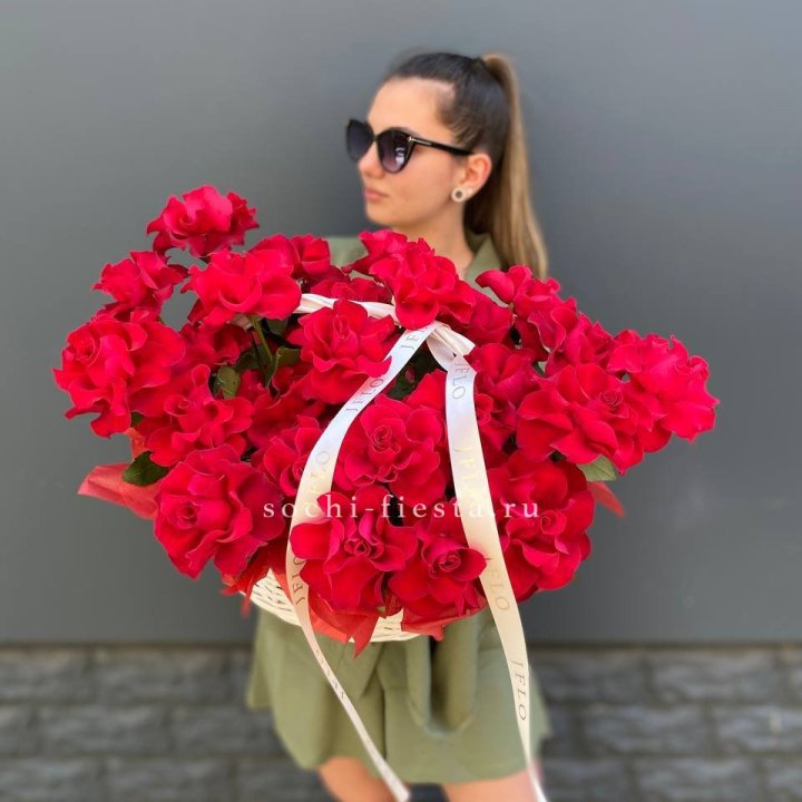 Красные французские розы в корзине в Чебоксарах