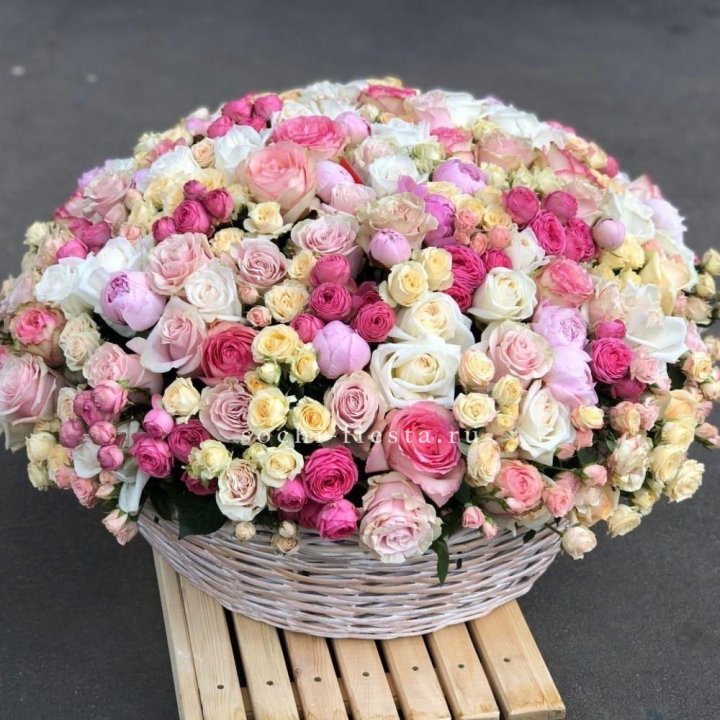 Цветочная корзина из пионов и пионовидных роз "Юниверсити" в Чебоксарах