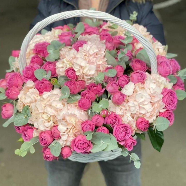 Корзина с гортензией и Мисти Баблс в Чебоксарах
