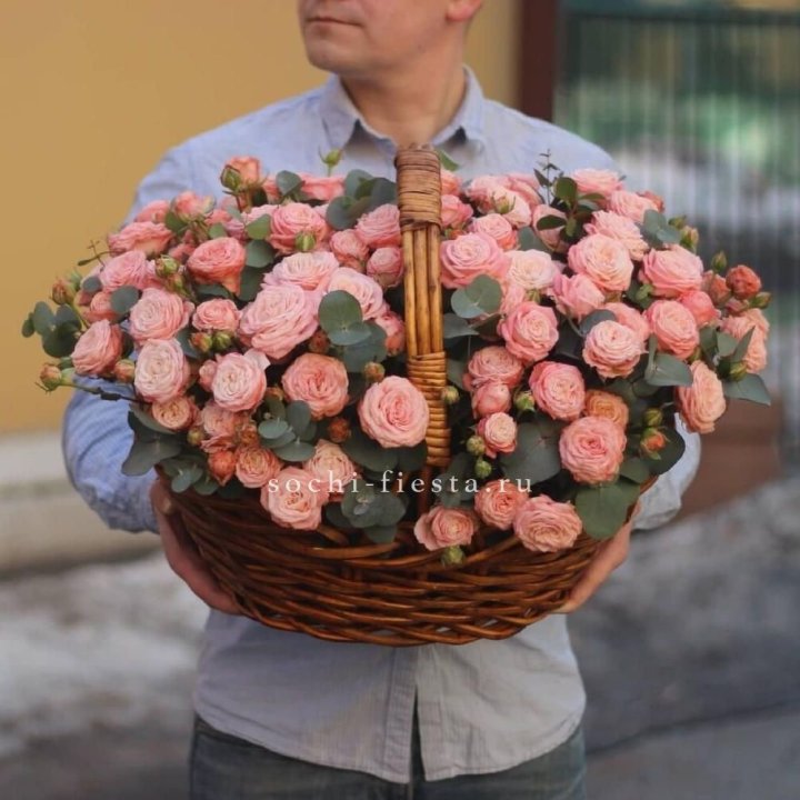 Корзина из 101 пионовидной розы в Чебоксарах