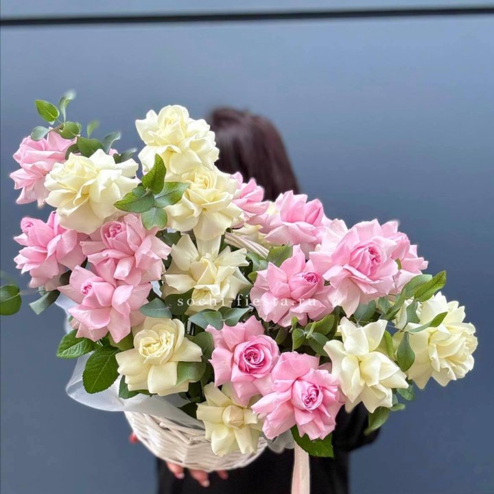 25 Французских роз в корзине в Чебоксарах