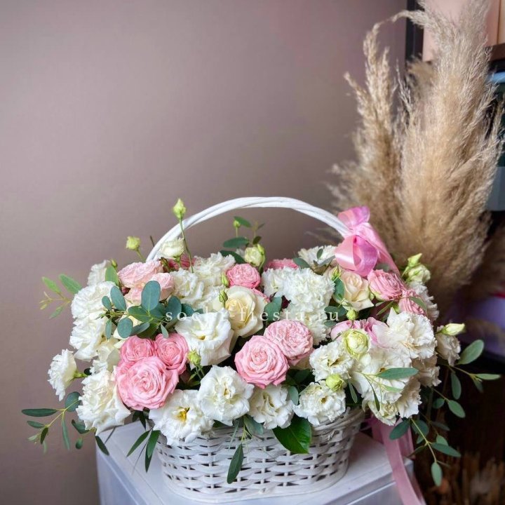 Цветочная корзина "Пинки вайт" в Чебоксарах