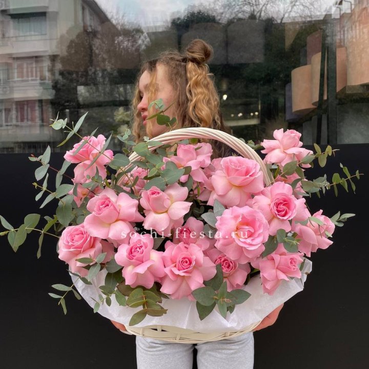 25 роз в цветочной корзине  в Чебоксарах