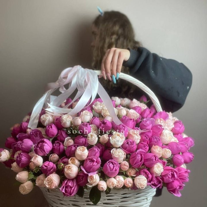 Премиум корзина пионовидных кустовых роз в Чебоксарах