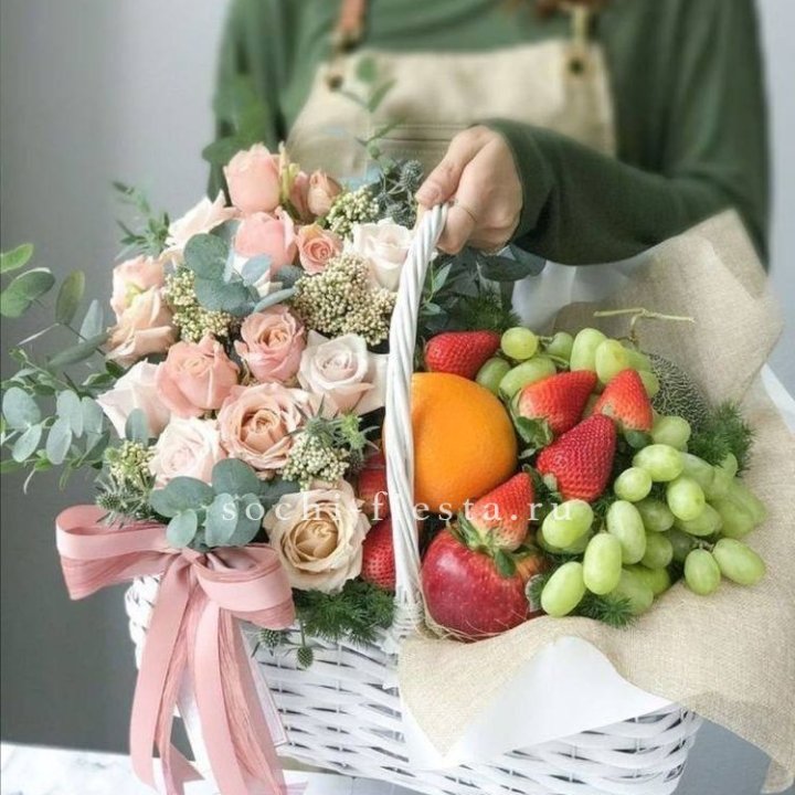 Фруктовая корзина c цветами в Чебоксарах