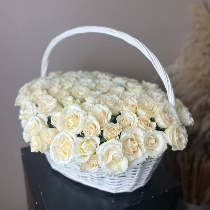 101 белая роза в корзине в Чебоксарах