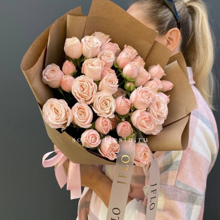 Кустовые розы Бомбастик в крафте в Чебоксарах