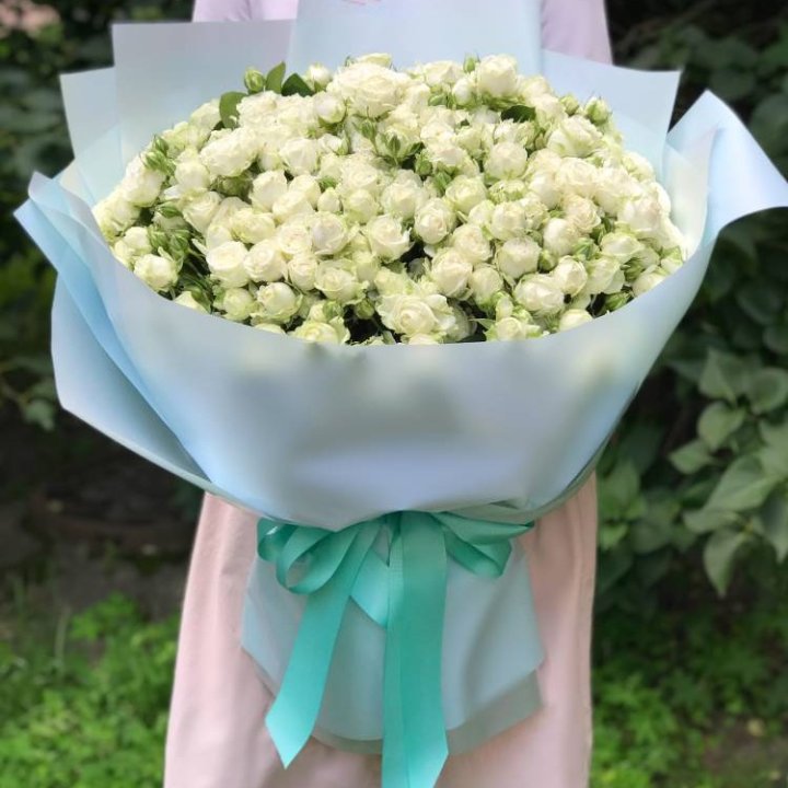 51 белая кустовая роза в Чебоксарах