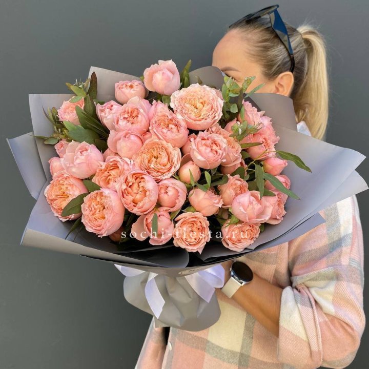 Букет с пионовидными розами "Пивайн" в Чебоксарах