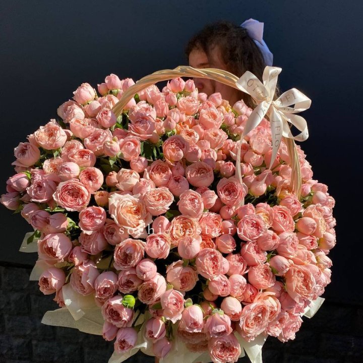 Корзина из пионовидных роз в Чебоксарах