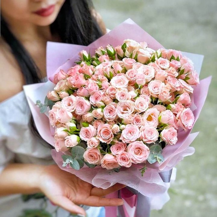 Кустовые розы с эвкалиптом в Чебоксарах